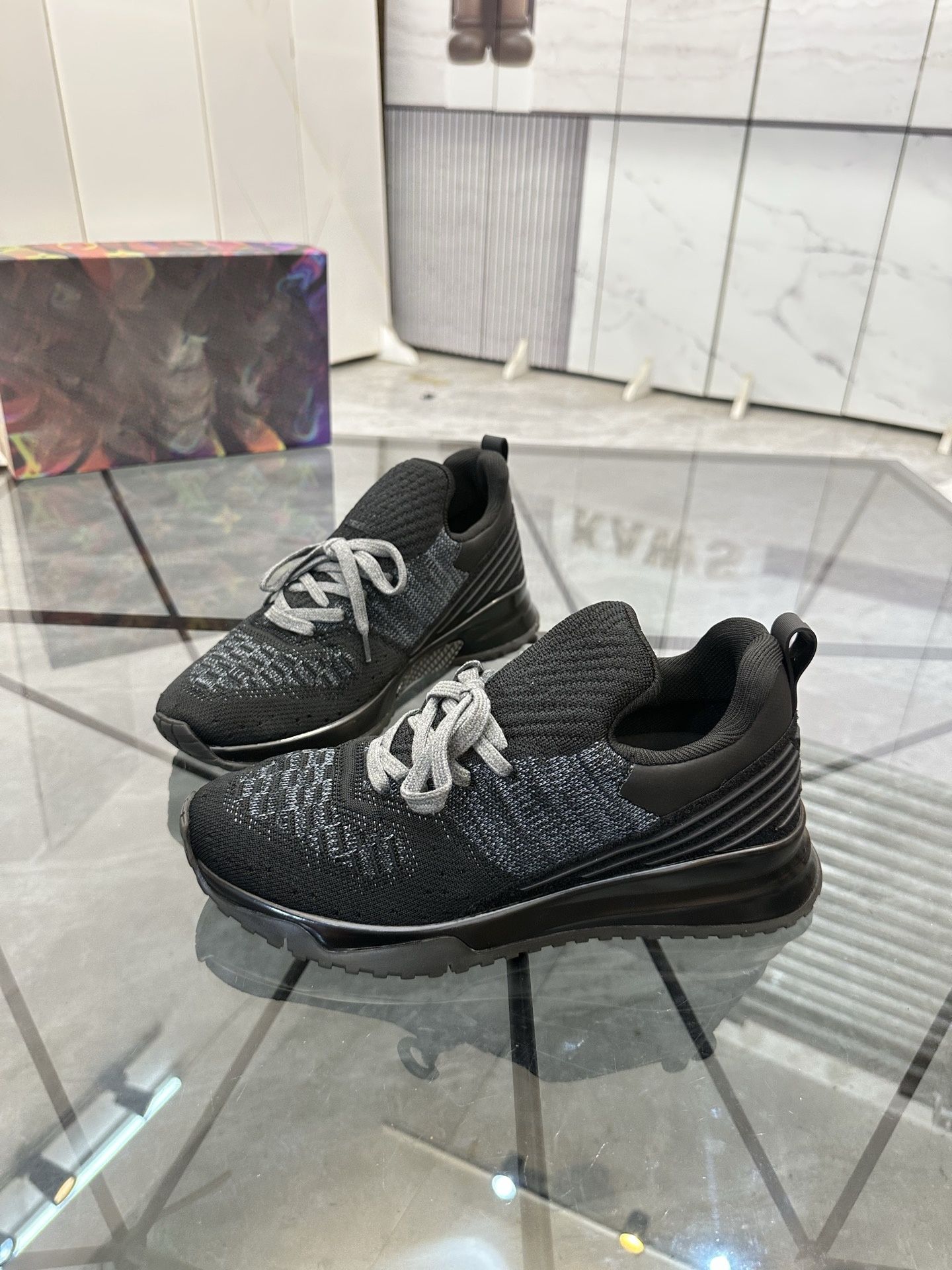 Minimalist Black Low Top Sneak - đánh giá và giá Women Shoes Jeans